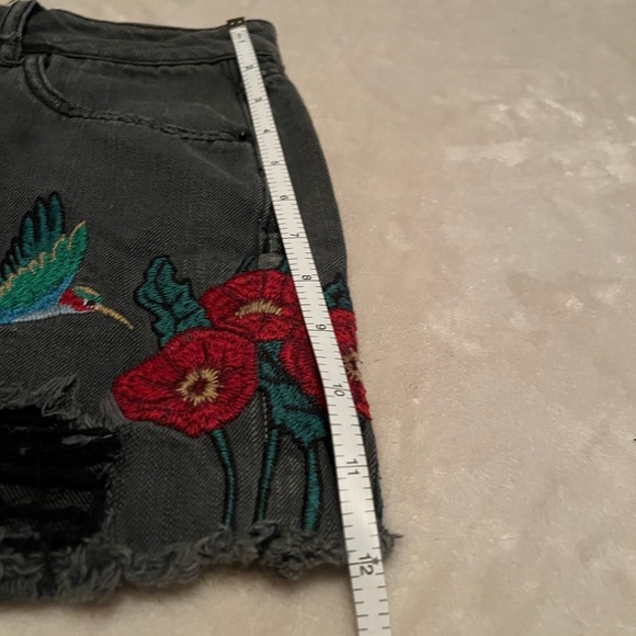 LAST CHANCE 🤍DESIGN LAB - Embroidered Flower and Hummingbird Black Jean Shorts - Picture 5 of 10